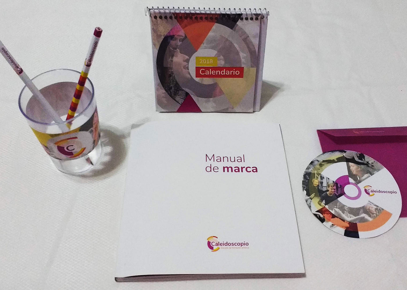 Manual, cd, calendario, portalápices